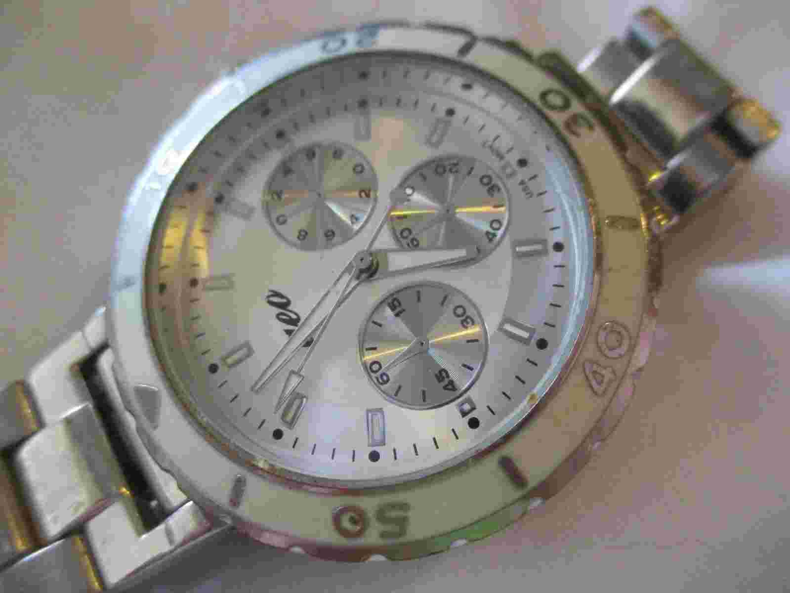 AEO Wristwatch Silver Toned Stainless Steel Band Round Face Stylish