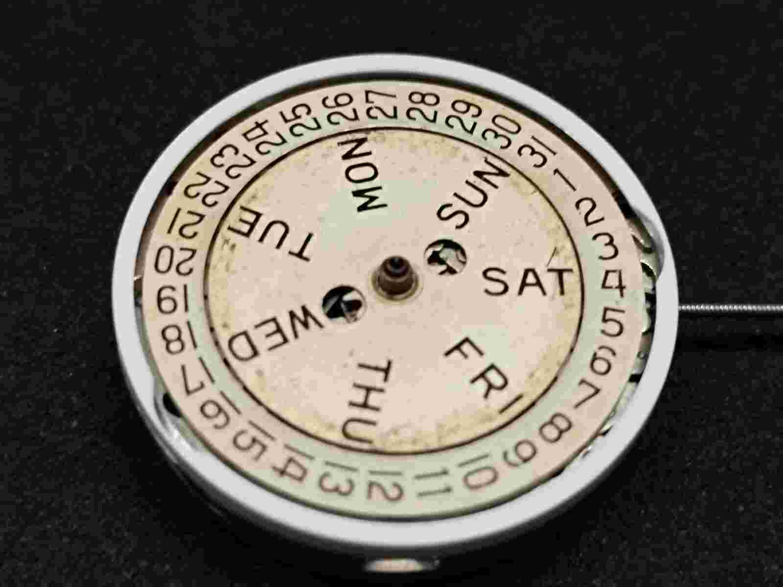 NINO AUTOMATIC MOVEMENT CAL NO.AS-2066 DAY/DATE ON-3 CROWN AT-3 O'CLOCK B-371