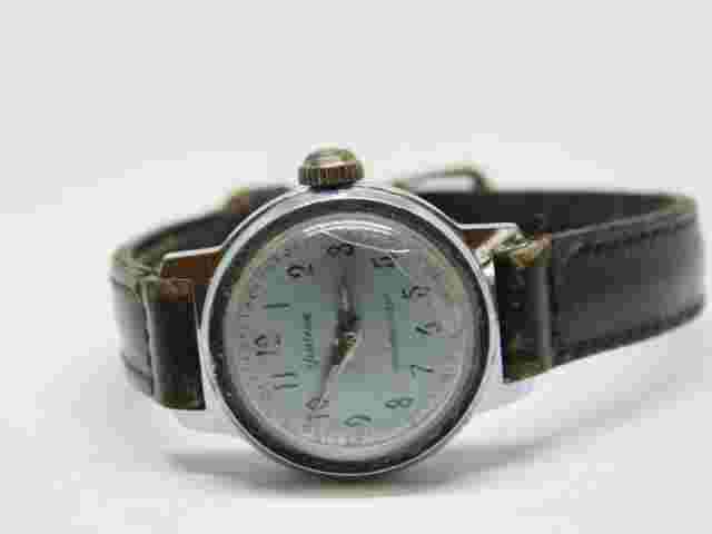 Vintage Vantage Silver Tone Case Wind-up Analog Women's Watch