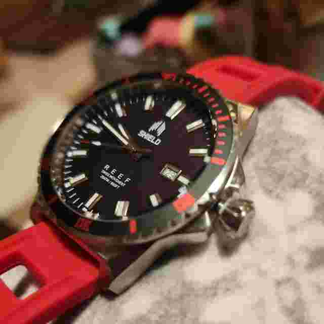 Shield Reef Strap Watch w/Date - Black/red