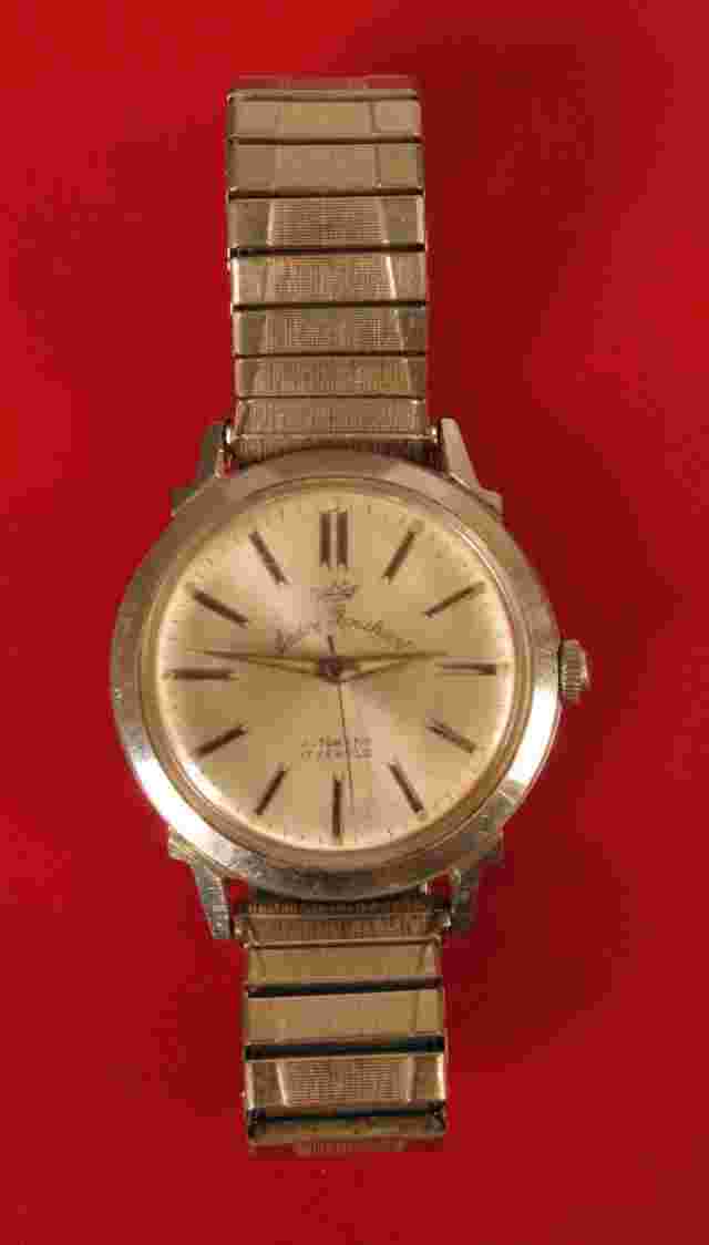 VINTAGE ANDRE BOUCHARD MENS STAINLESS STEEL 17 JEWEL AUTOMATIC WATERPROOF WATCH