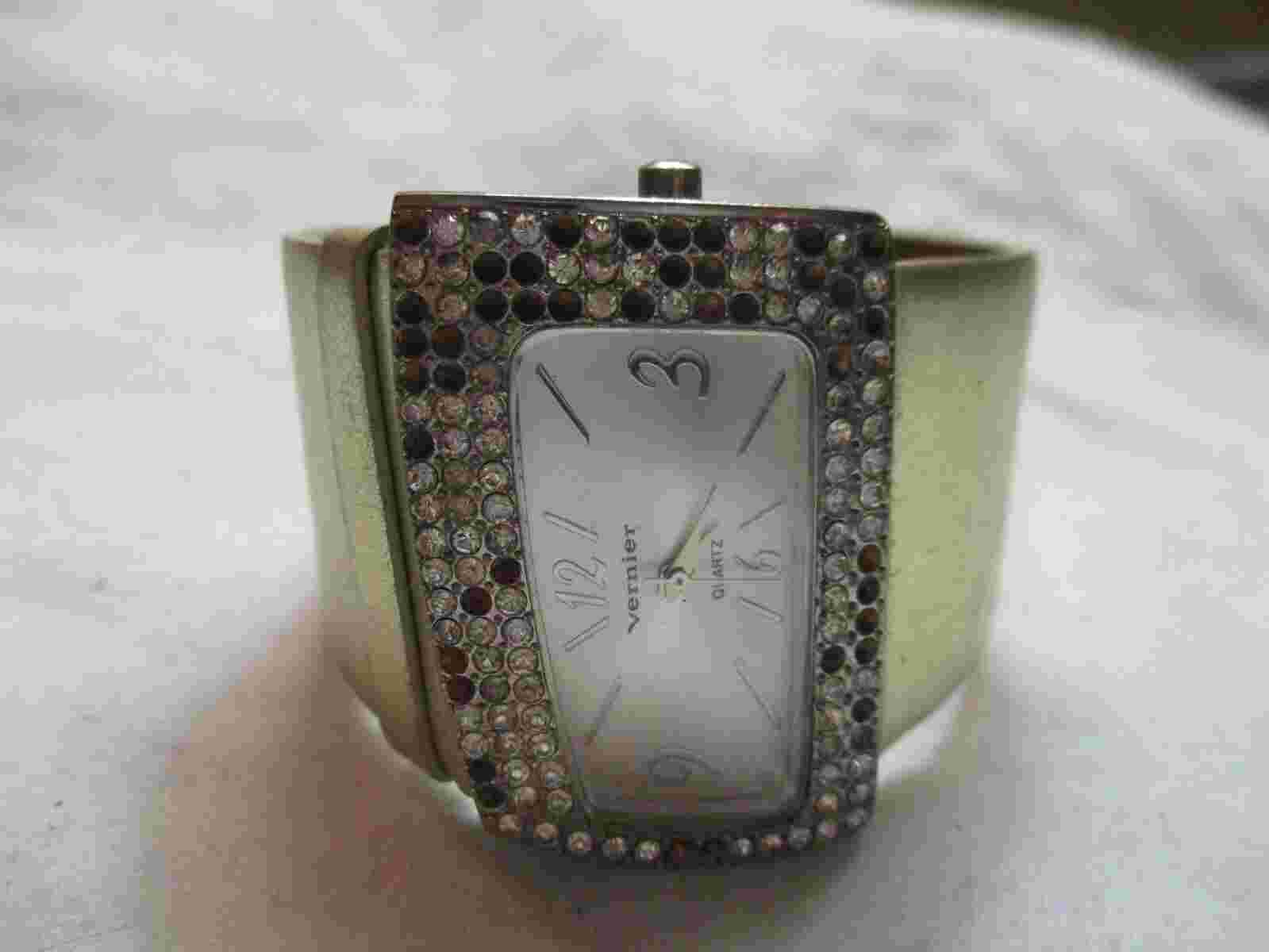 Vernier Silver Toned Classy Analog Wristwatch w/ Adjustable Buckle Band