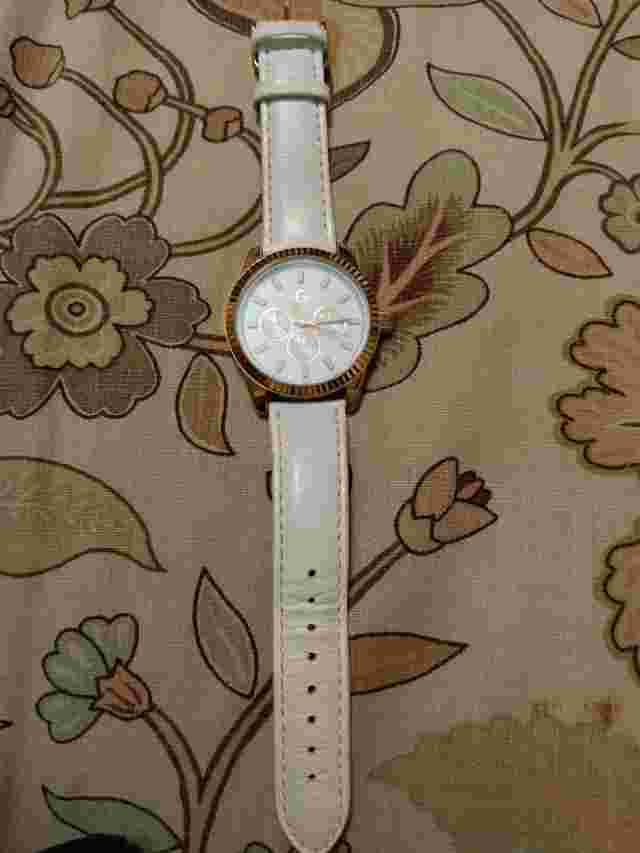 G-BY GUESS  GOLD TONE,WHITE LEATHER BAND,MULTI DIAL WATCH G94059L2 USED