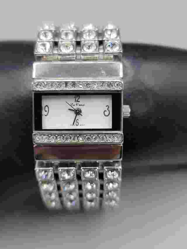 Vintage Da Vanci Rhinestone Ladies Quartz Watch 24mm 7" Sparkling Band