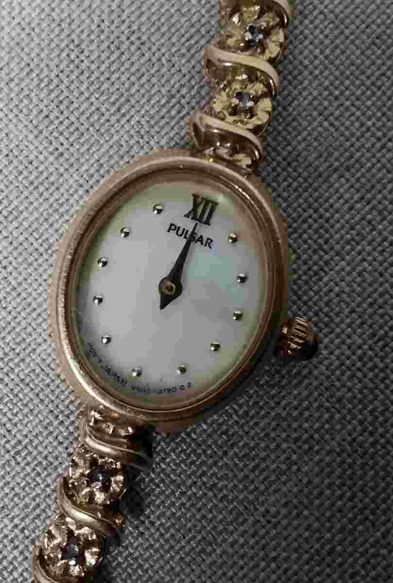 14k 10.6 grams Pulsar Watch Mother of Pearl Face V400 L 586 A - 14K/Diamond Band