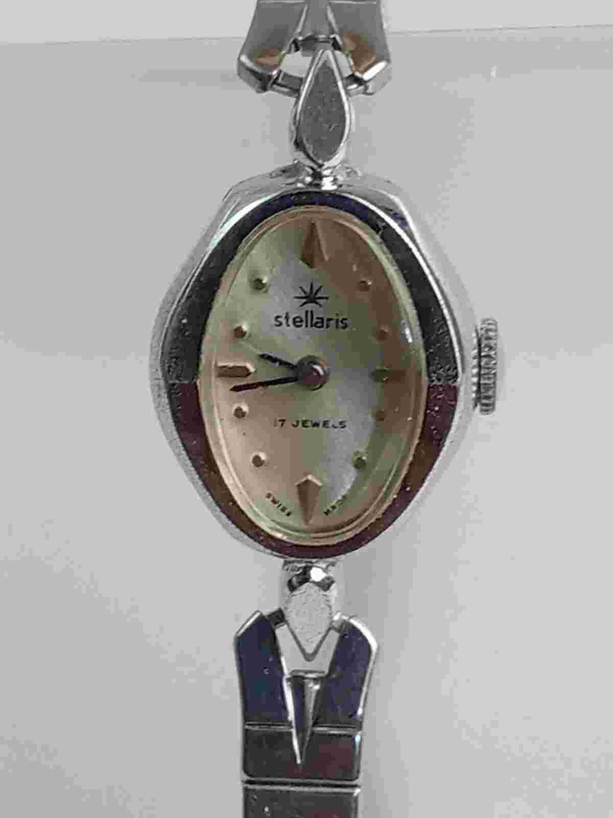 Wind Up Stellaris Analog Wristwatch with an Expansion Band and 17 Jewels