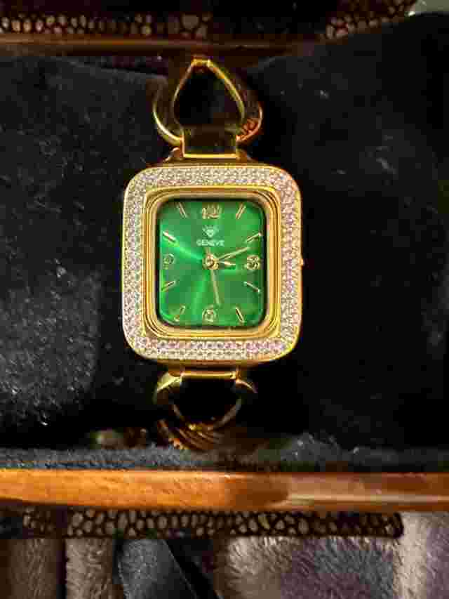 GENEVE 21 karat pure gold watch, Swiss machine, royal green dial, crystal-studde