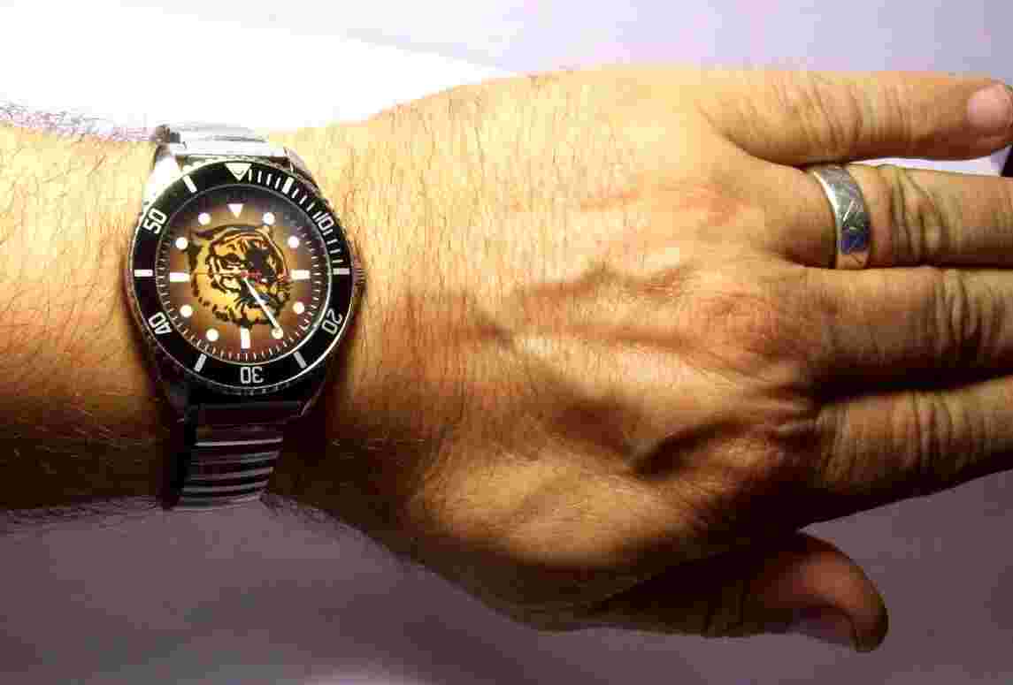 Tiger Logo Sports Team Watch Great Colorful Graphics Looks & Runs Great NICE