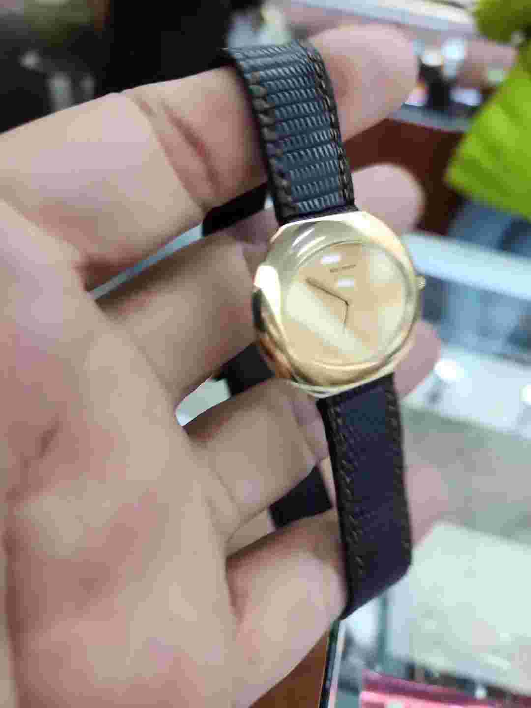 Vintage 18kt BOUCHERON thin OVAL shape Watch From The 1960s.