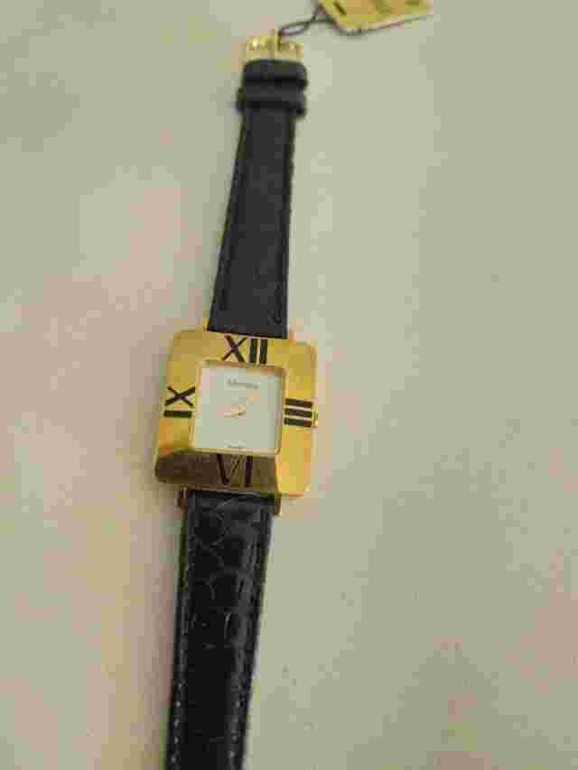 Monet GOLD TONE Watch Women’s ROMAN NUMERALS --- UNTESTED VINTAGE WATCH NOS.