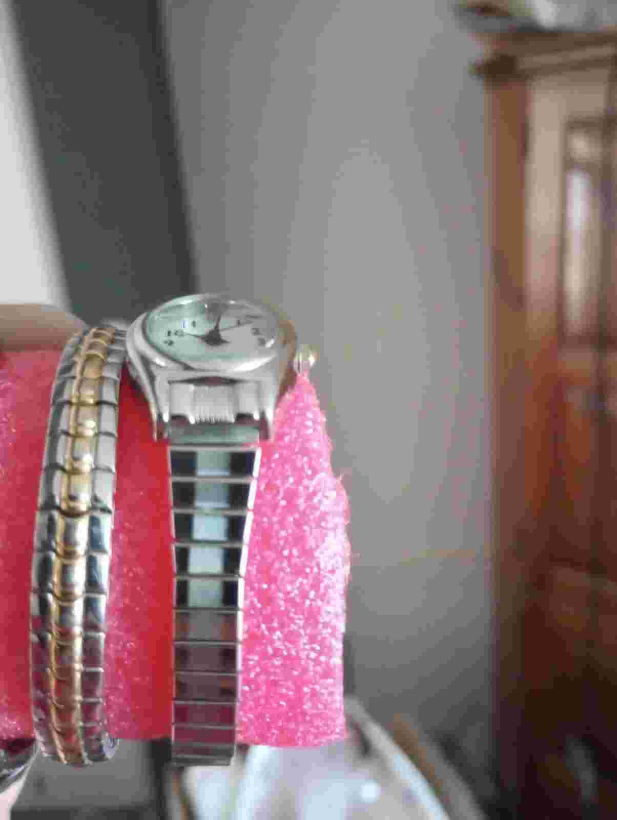 VINTAGE  VIVANI QUARTZ WRISTWATCH JAPAN ACCUTIME WATCH CORP running watch