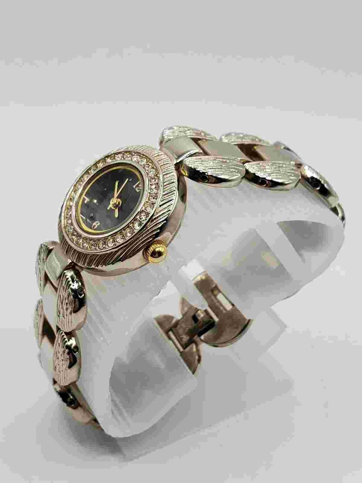Allude Ladies Fashion Quartz Watch 24mm Round Silver Tone Bracelet Band