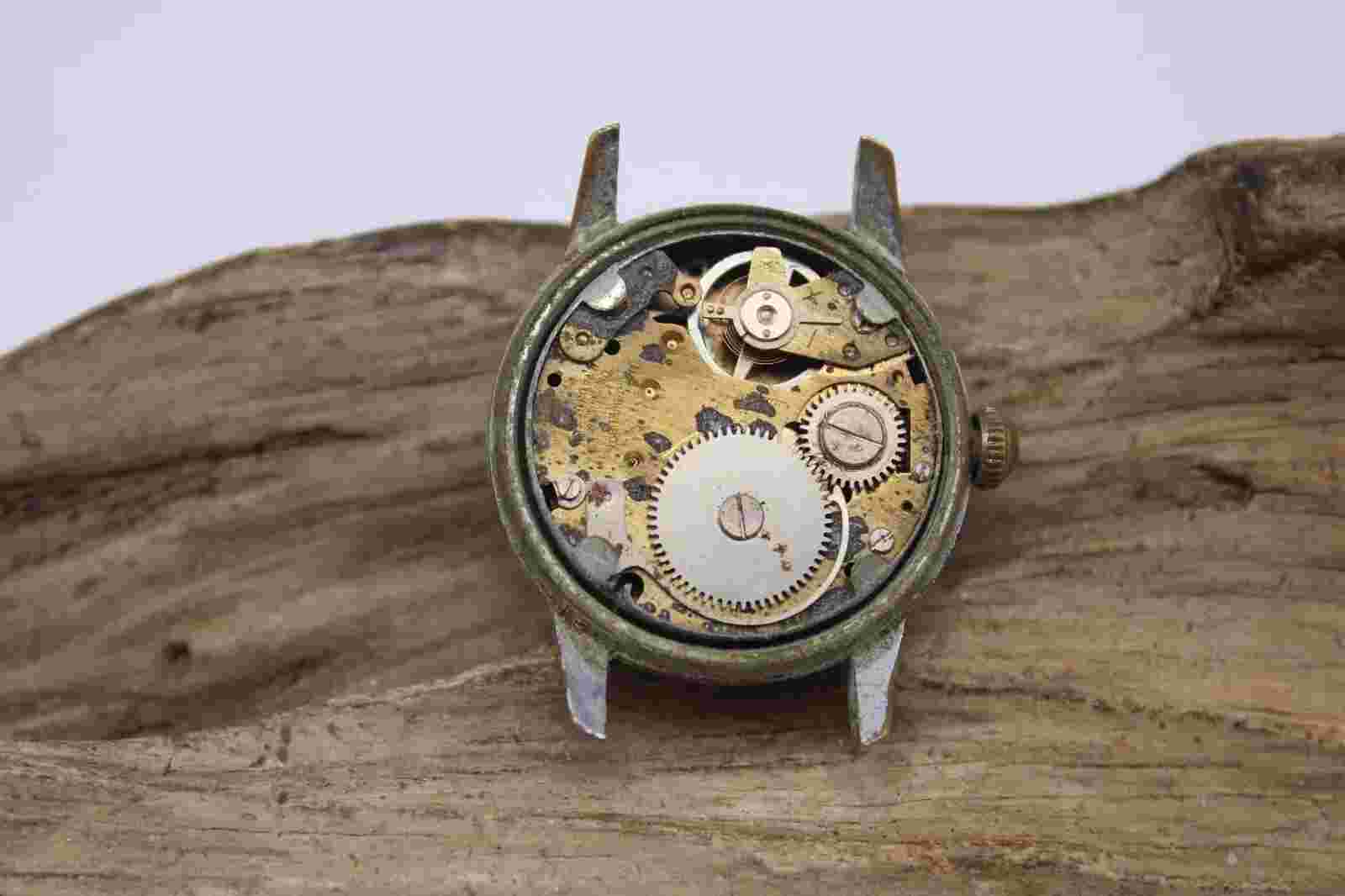 GENOVA DELUXE MEN'S SWISS WATCH 32.9mm 16.5mm LUG 1j FOR REPAIR (LB3)