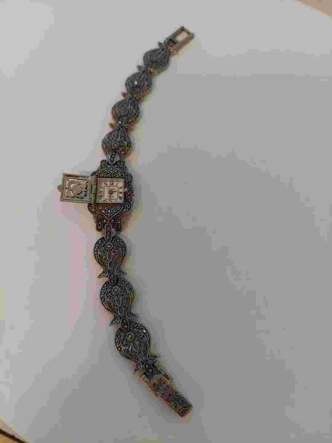 vintage parmex quartz watch w/defect, piece that winds the watch is missing.