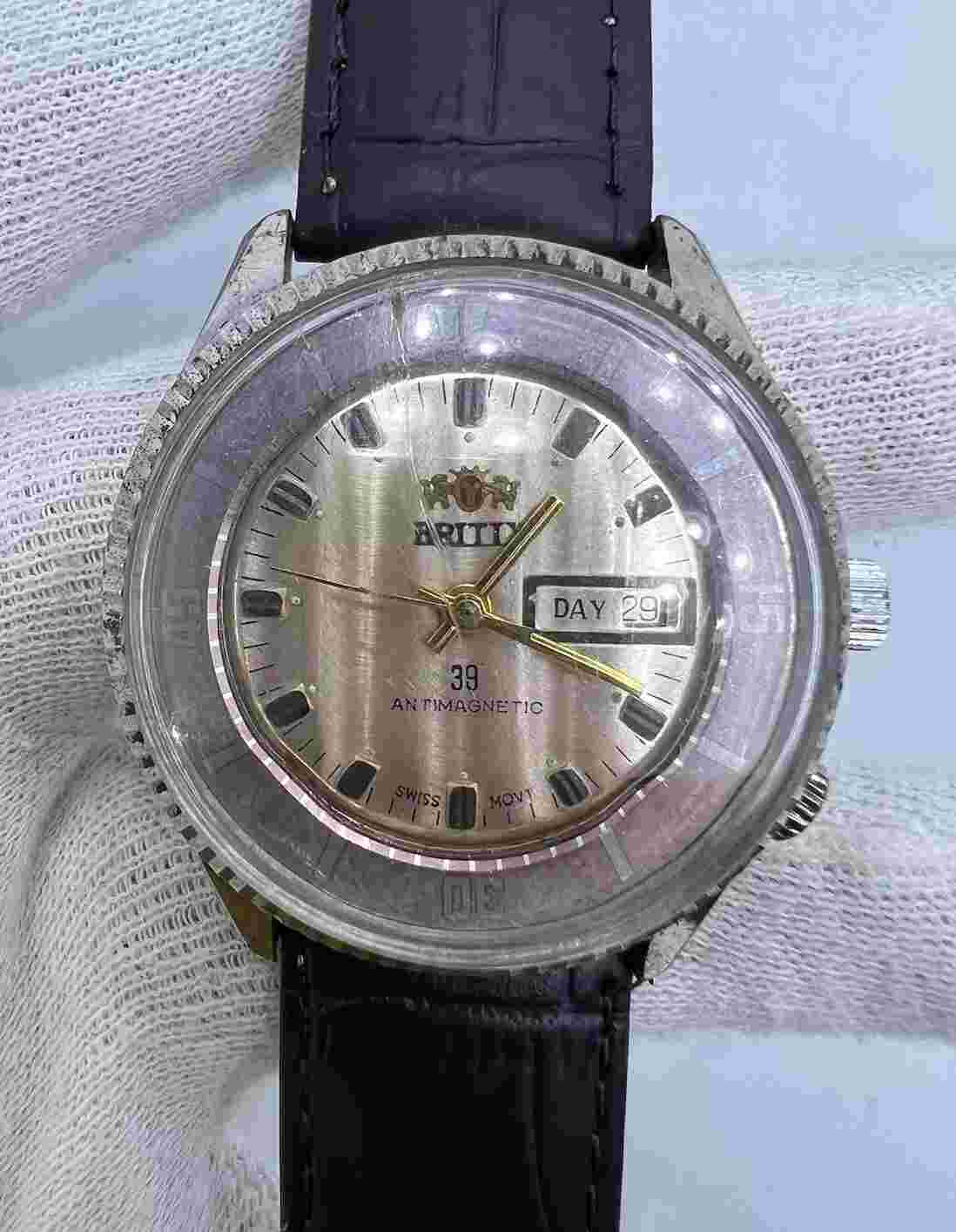 VINTAGE BRITIX 39 MANUAL-WIND ROTATING BEZEL SWISS MEN’S WRIST WATCH.