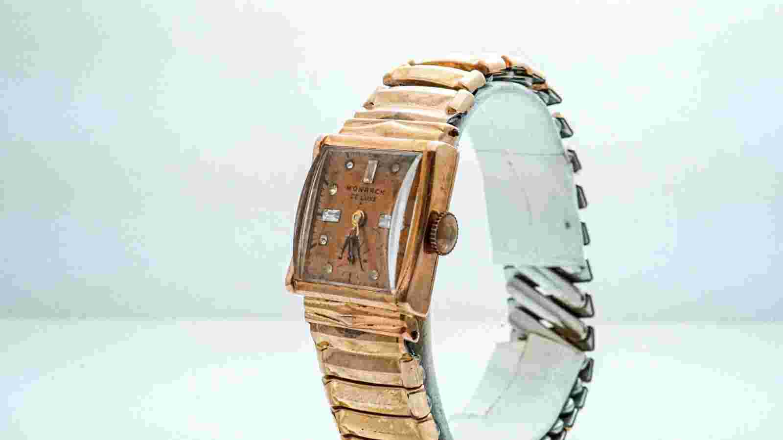 K118 Vintage 1940's Men's Monarch De Luxe Wristwatch