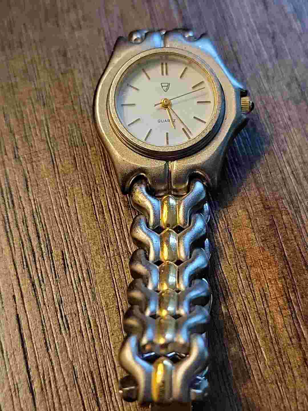 Gorgeous Alexander Julian Watch Womens Silver Band Great Condition. Great Gift