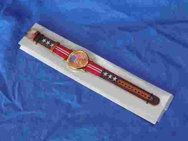 AVON AMERICAN FLAG WATCH F69155-1 Collectible Time Piece Vintage 2001 NIB