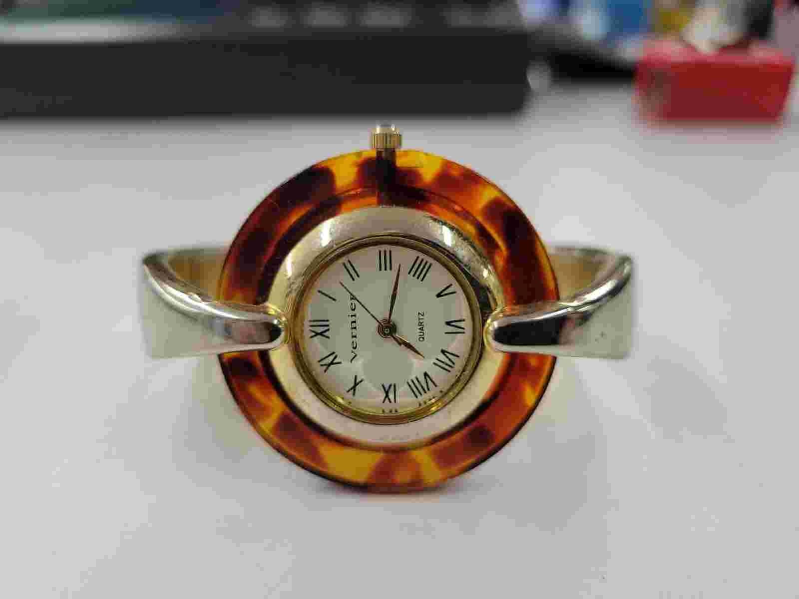 Vintage Vernier Quartz Analog Women's Watch. Nice Condition! Untested