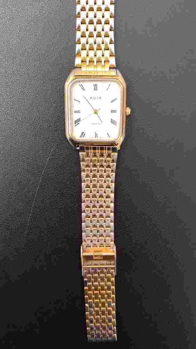 Vintage Avia Ladies Quartz Watch Stainless Steel Case and Strap. Repair required