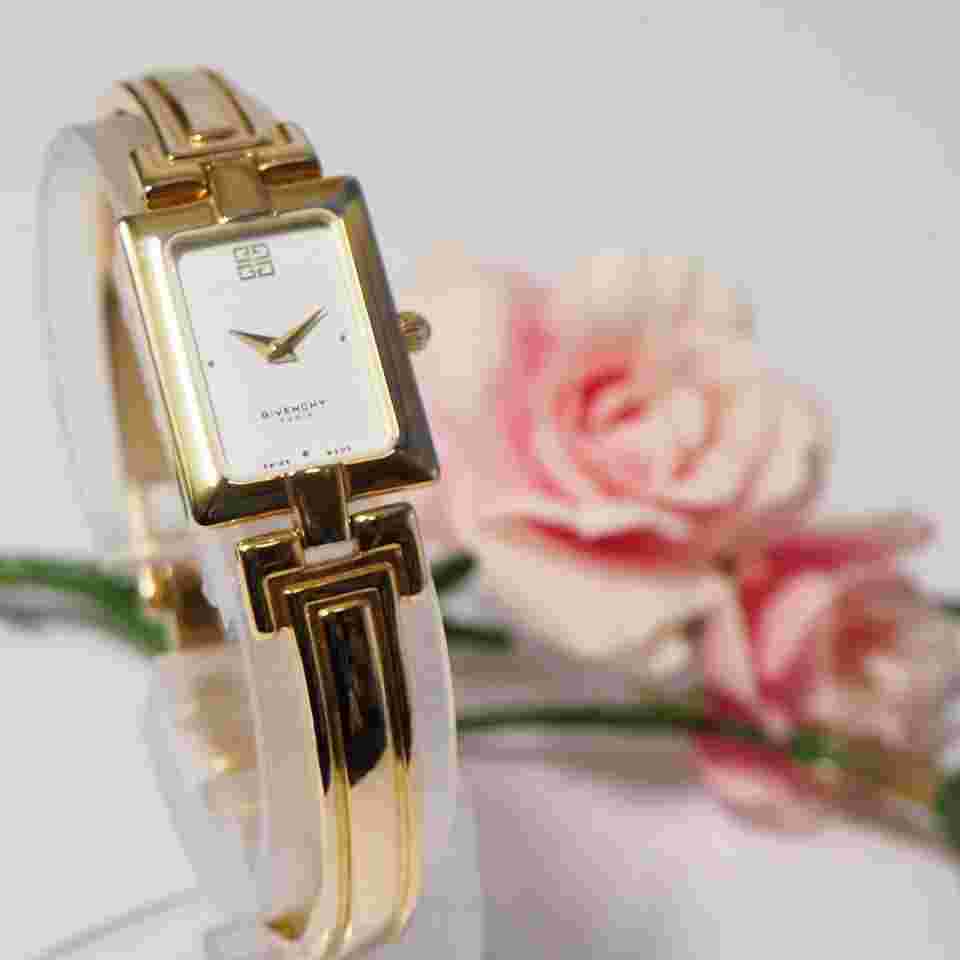 GIVENCHY White and Gold Watch Working AM104