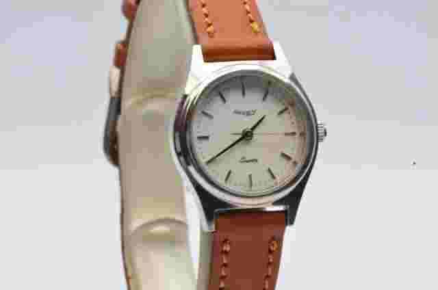 Regent Ladies Quartz Vintage 1 3/32in Steel Nice Condition Pretty Wrist Watch 5