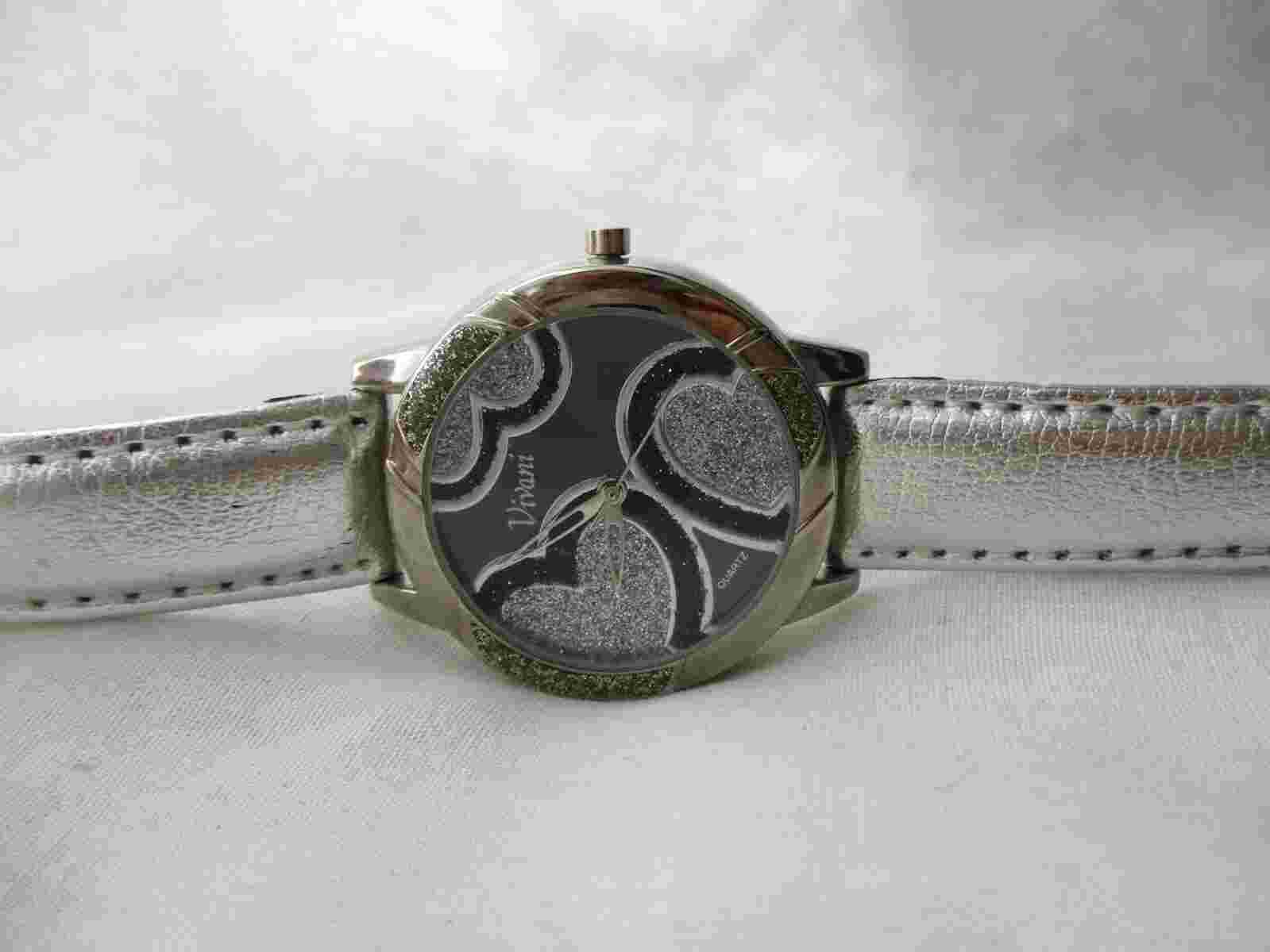 Vivani Analog Wristwatch with a Buckle Band and Quartz Movement