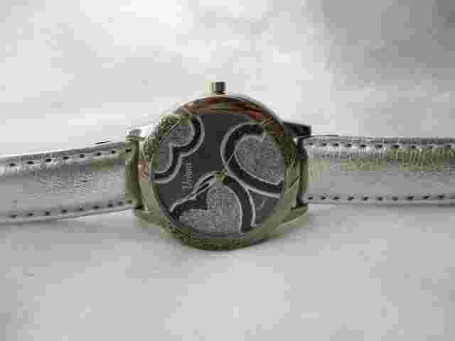 Vivani Analog Wristwatch with a Buckle Band and Quartz Movement
