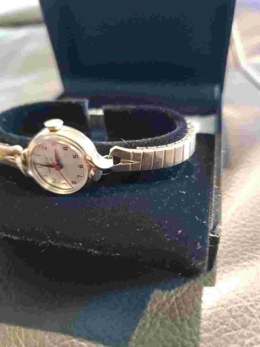 Caravelle Vintage Women's Elegant Wind-Up Wristwatch w/ Metal Expansion Band