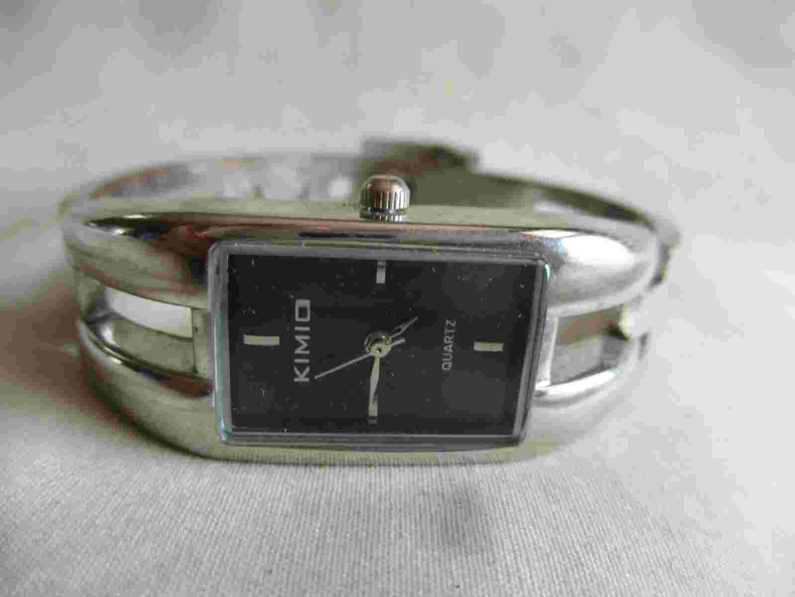 Kimio Analog Wristwatch with Water Resistance and Quartz Movement