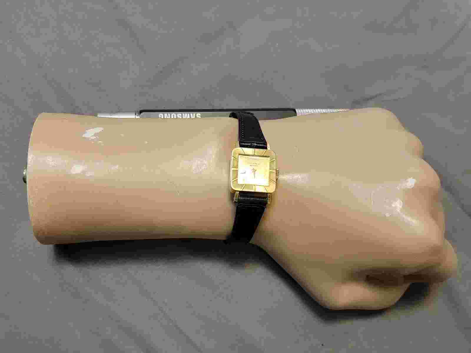 Vintage Universal 18K Solid Gold Rectangular Manual Wind Ladies Watch