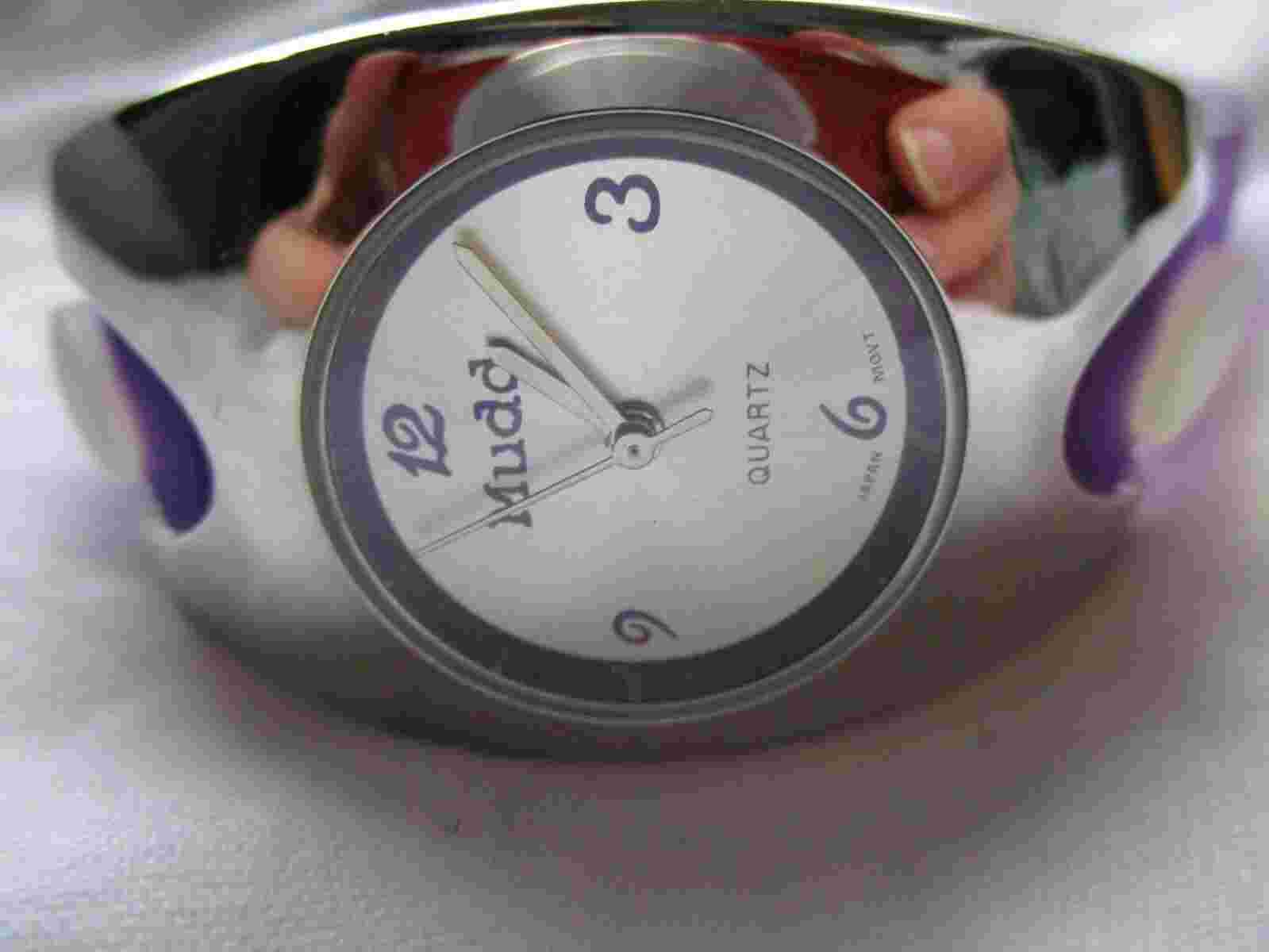 Mudd Analog Wristwatch with a Buckle Band and Quartz Movement