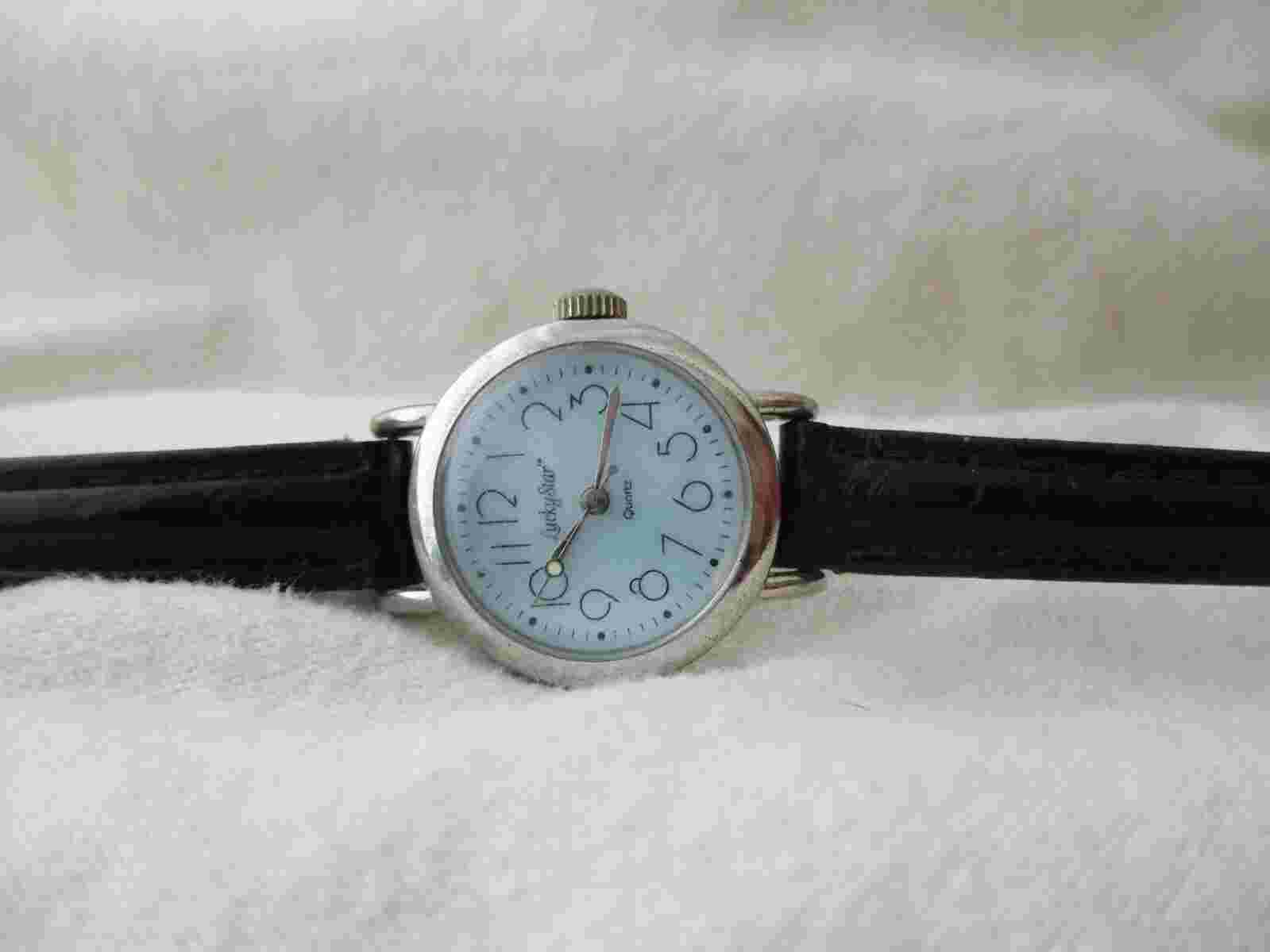 Lucky Star Analog Wristwatch with Quartz Movement and a Buckle Band