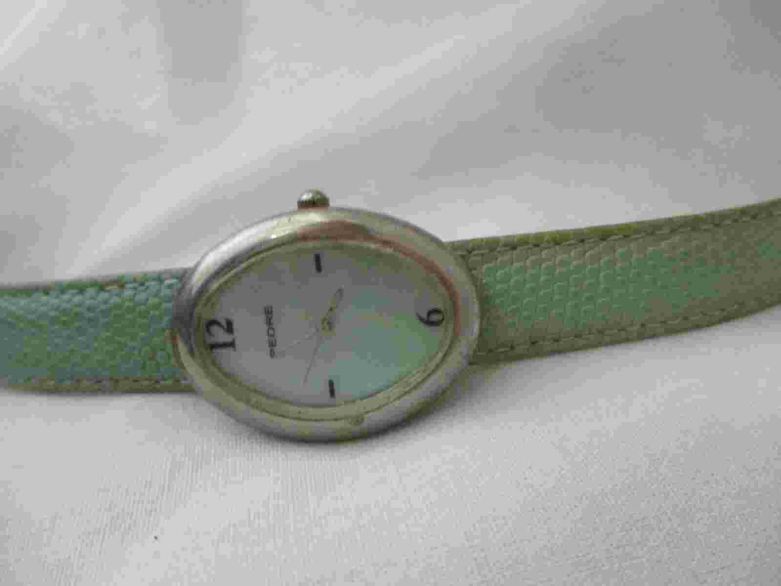 Pedre Analog Wristwatch with a Buckle Band