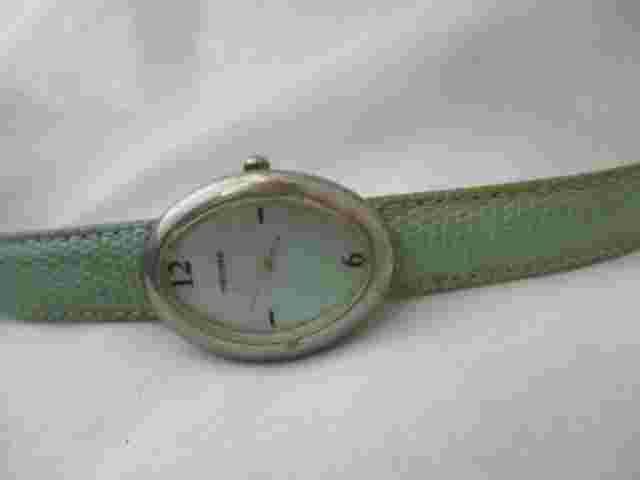 Pedre Analog Wristwatch with a Buckle Band