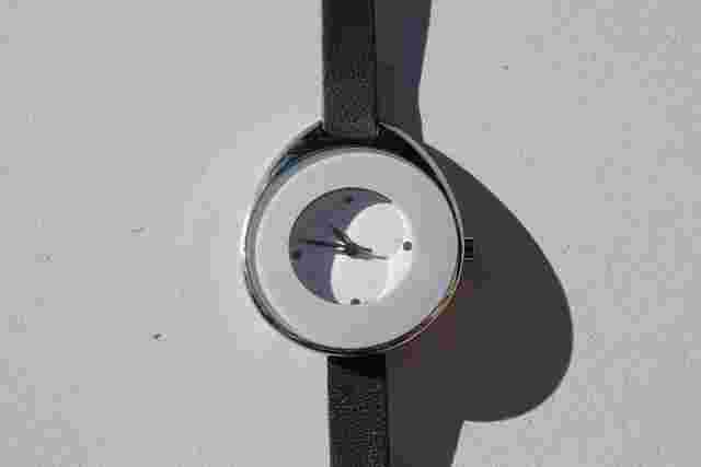 WHITE DIAL LADIES WRIST WATCH 15" LONG BAND  8291