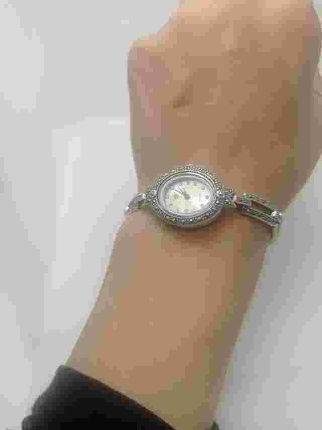 A women's watch made of 925 silver, weighing 30.00, very beautiful to wear