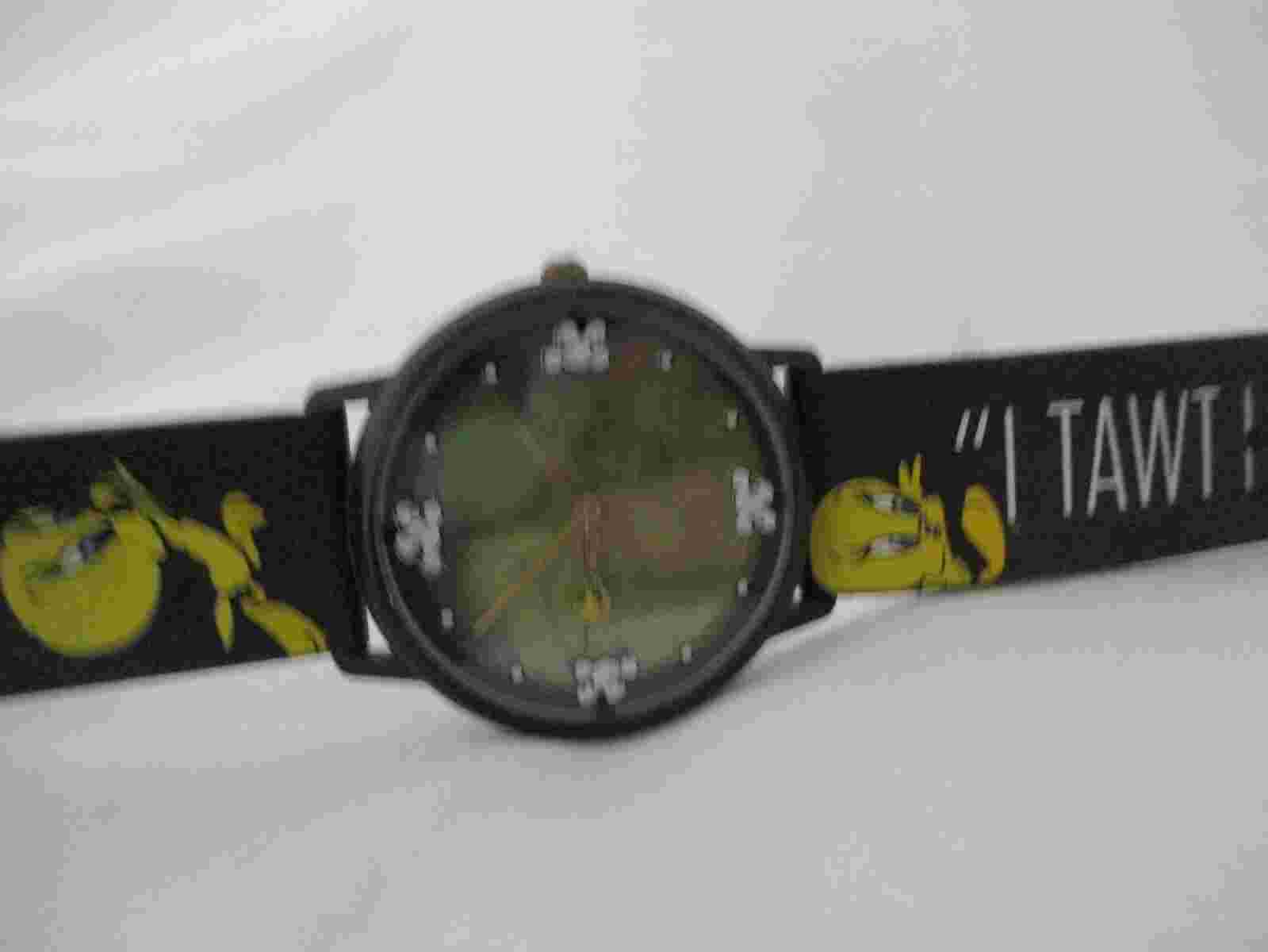 Fantasma Analog Wristwatch with a Buckle Band