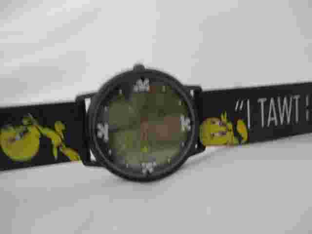 Fantasma Analog Wristwatch with a Buckle Band
