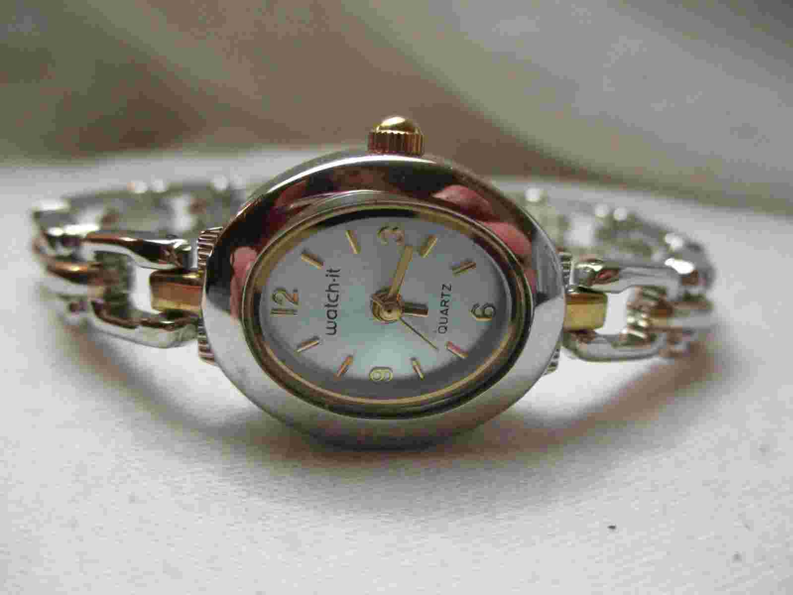 Watch It Analog Wristwatch with Quartz Movement