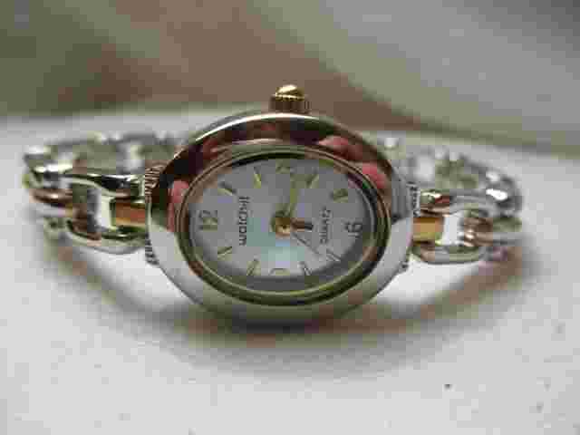 Watch It Analog Wristwatch with Quartz Movement