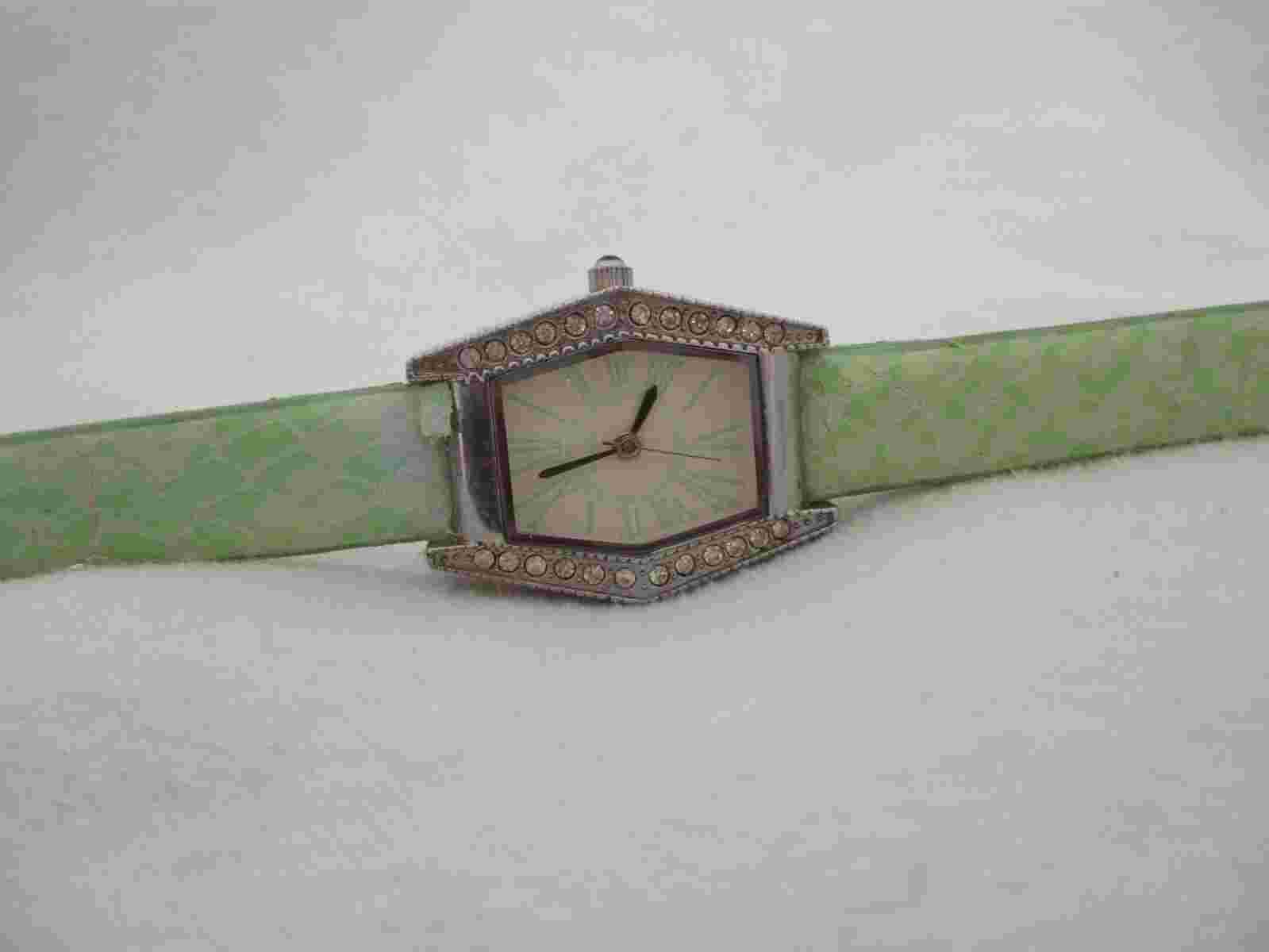 Bijou Analog Wristwatch with a Buckle Band