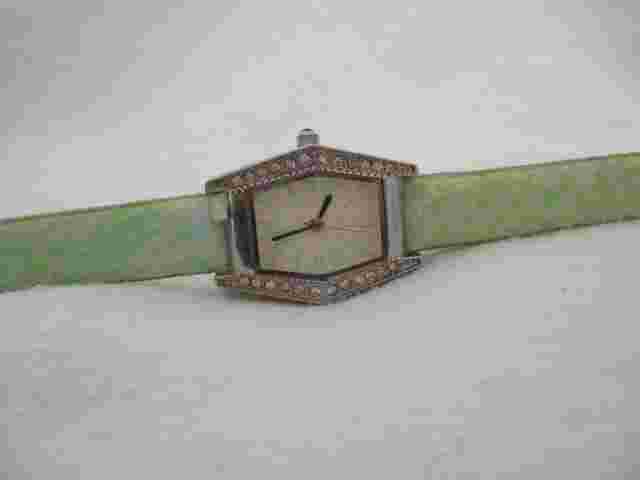 Bijou Analog Wristwatch with a Buckle Band
