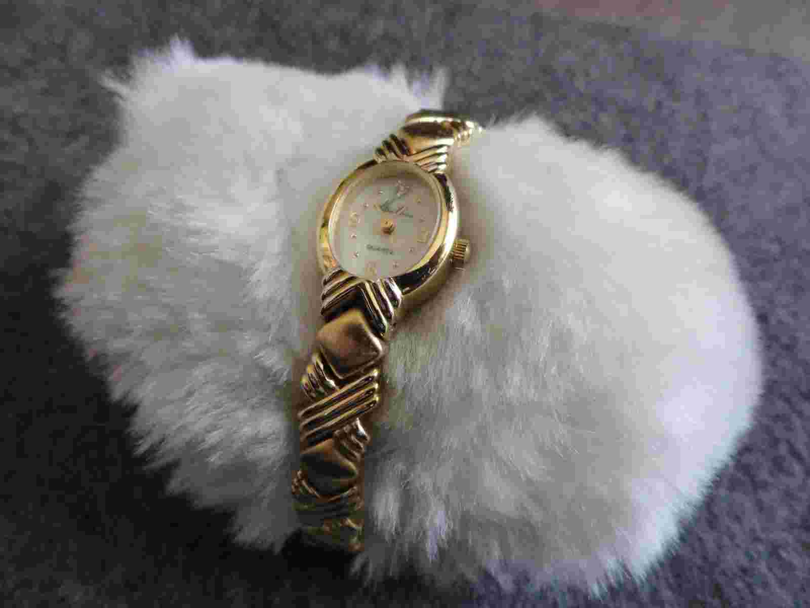 Kathie Lee Ladies Quartz Watch with a Pretty Band