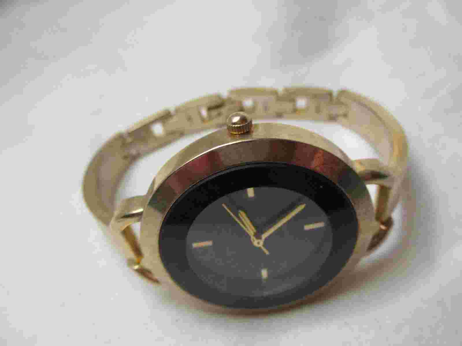 Studio TIME Wristwatch Gold Tone Round Black Face Simple Style