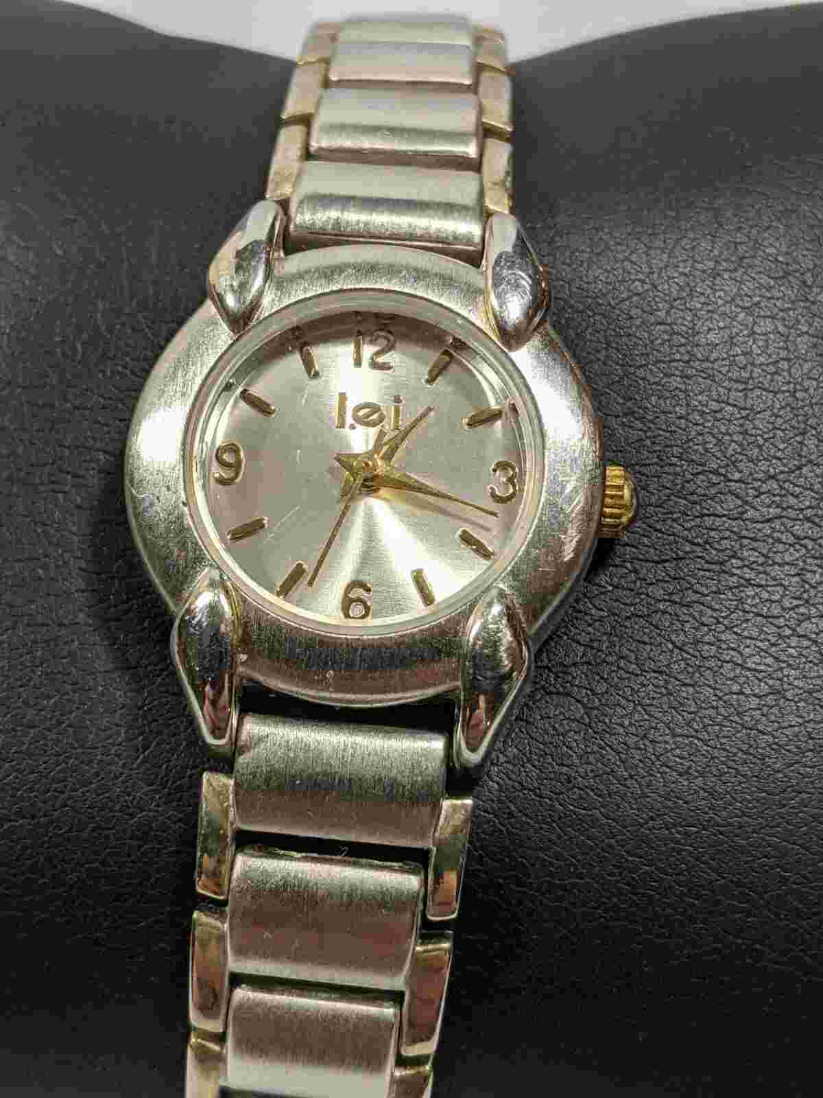 lei Silver Tone Round Block Link Style Bracelet Band Watch 8 Inch