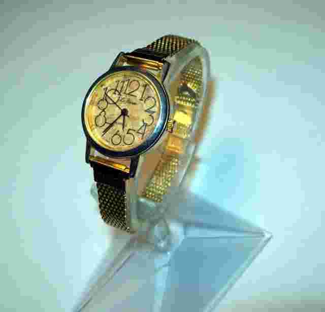 LeBaron Quartz Ladies Watch Gold Mesh Adjustable Band Unique Runs & Looks Great
