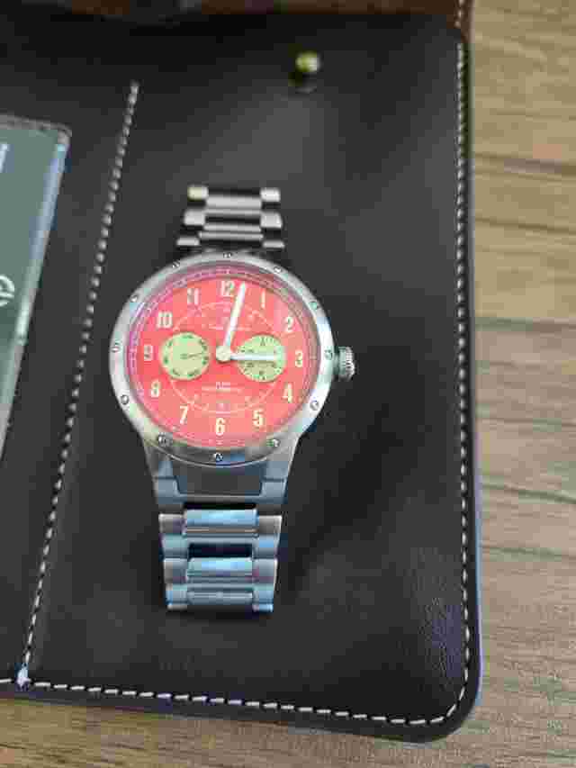 Charles Hutton Newport Pagnell Red Sunray VH64 Quartz Day Date 42 mm SS Bracelet