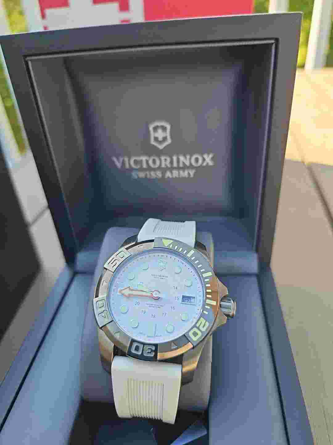NEW Victorinox Swiss Army 241559 Mens Quartz Stainless Steel White Rubber Band