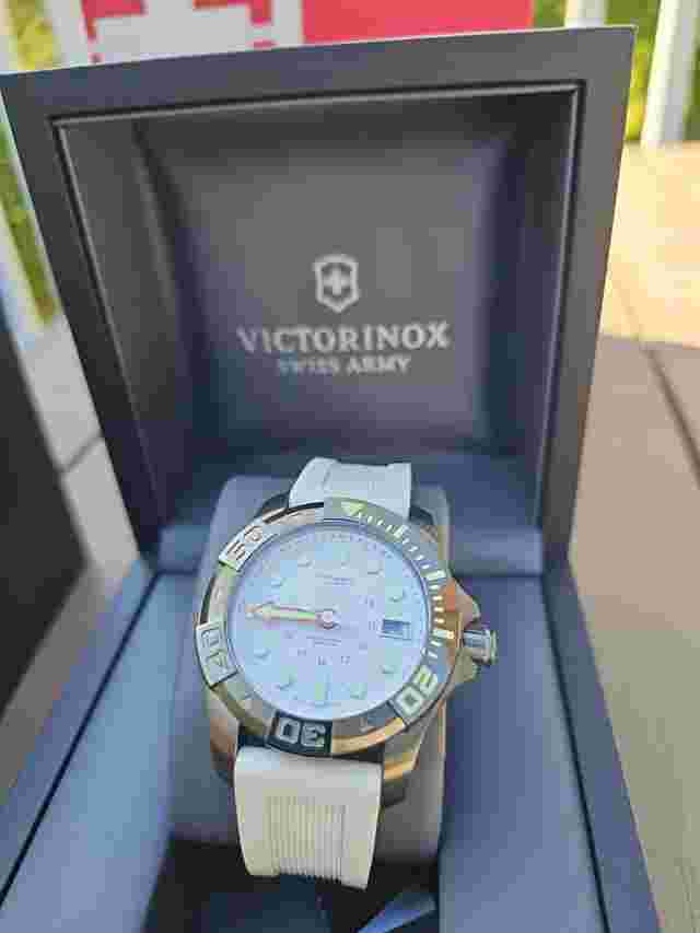 NEW Victorinox Swiss Army 241559 Mens Quartz Stainless Steel White Rubber Band